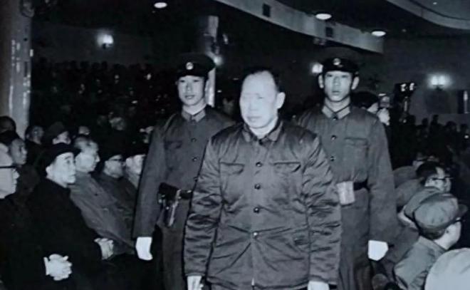 80年李作鹏受审法庭上心脏病发作吸完氧又回被告席做最后陈述